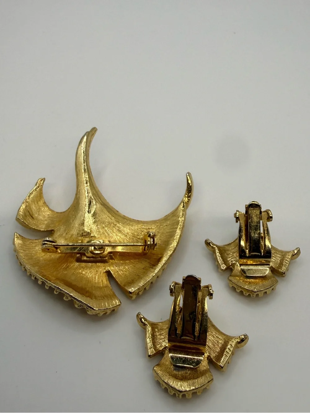 Vintage Gold Tone Ginkgo Leaf Brooch Clip On Earrings Demi Parure Set